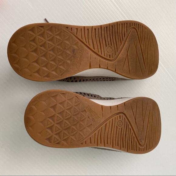 Dansko Charlie sneaker women’s tan perforated style pattern lace-up sz 38 /7.5-8 - Picture 10 of 12
